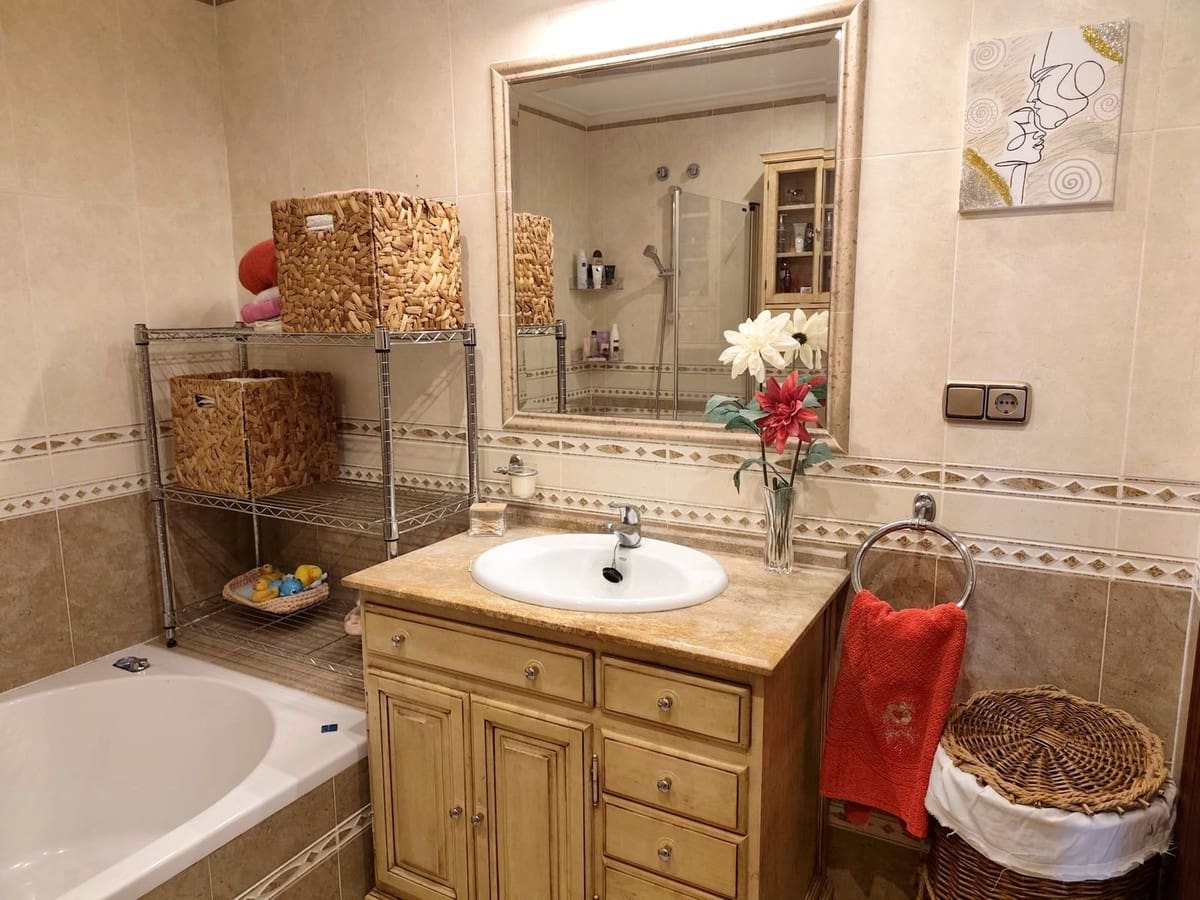 4 slaapkamer Flat te koop in Estepona met garage - € 625.000 (Ref: 9805615)