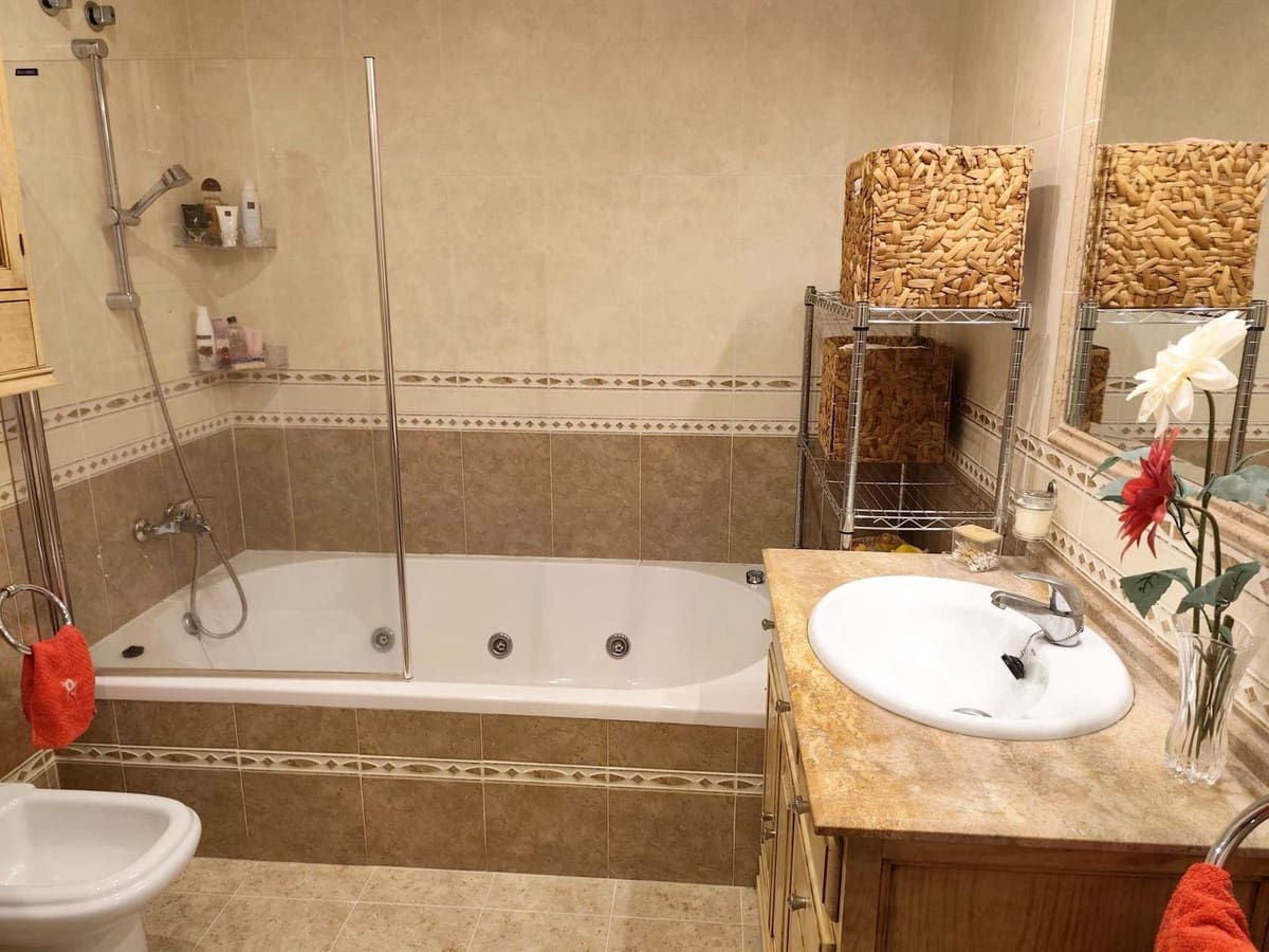 4 slaapkamer Flat te koop in Estepona met garage - € 625.000 (Ref: 9805615)