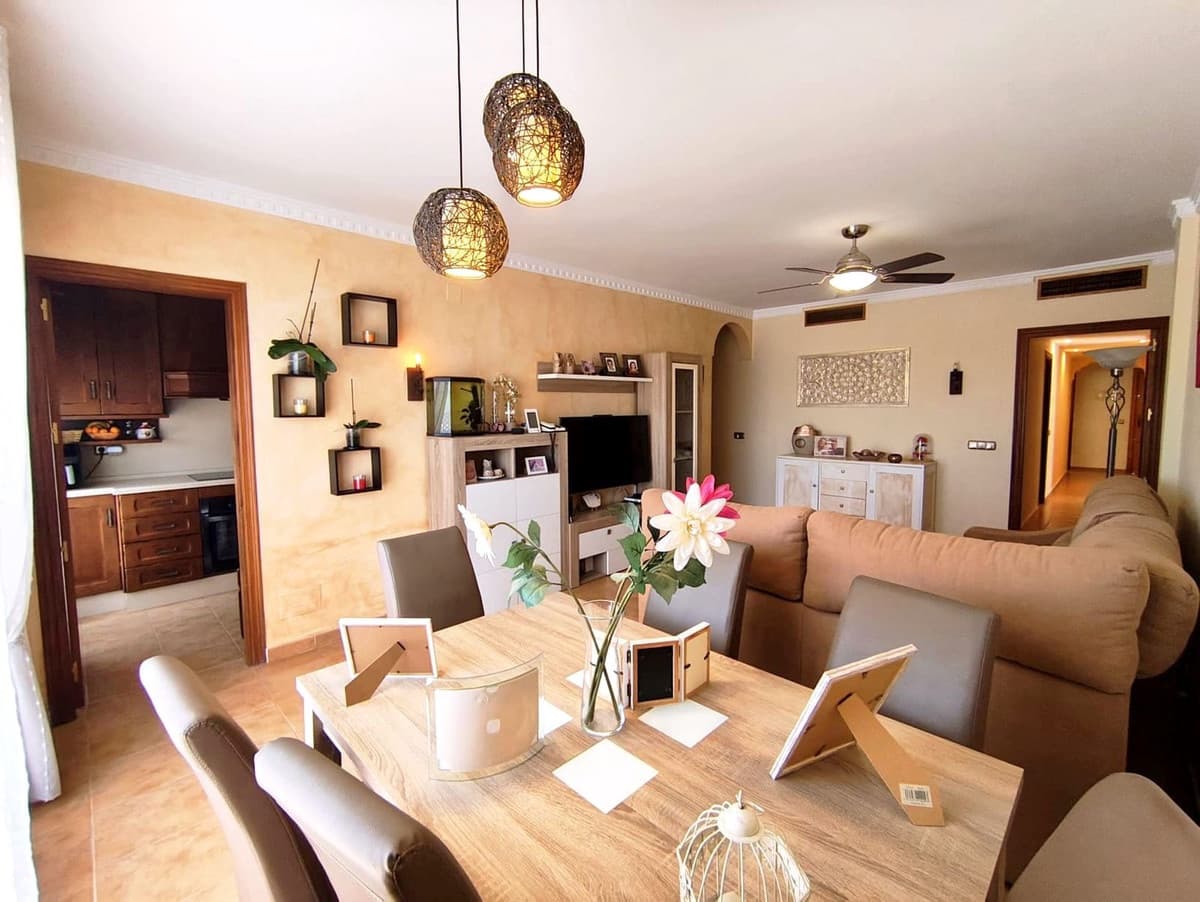 4 slaapkamer Flat te koop in Estepona met garage - € 625.000 (Ref: 9805615)