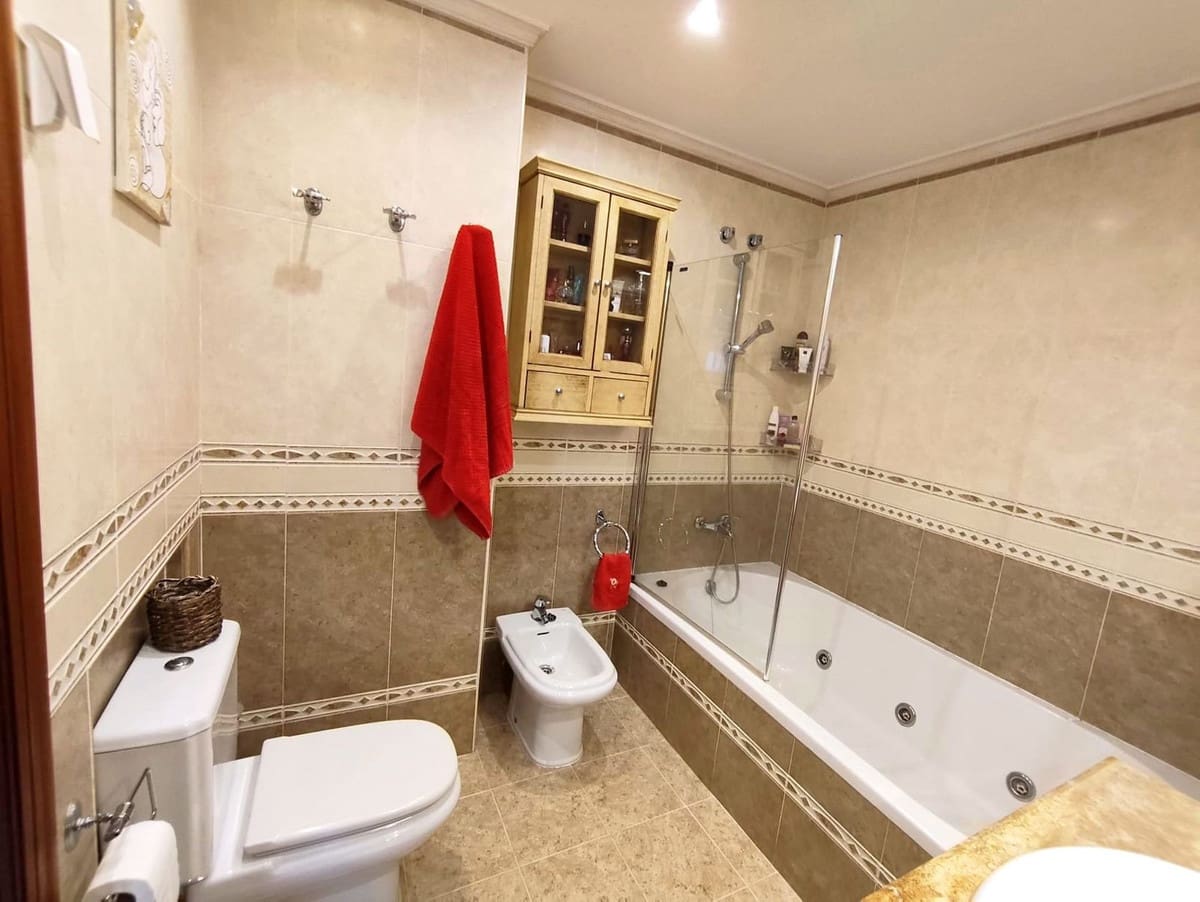 4 slaapkamer Flat te koop in Estepona met garage - € 625.000 (Ref: 9805615)