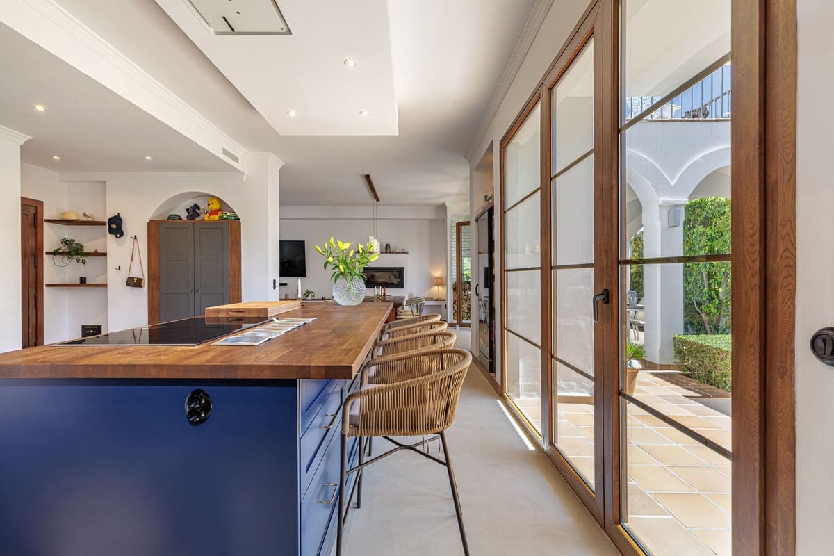 4 soveværelse Villa til salg i New Golden Mile med swimmingpool - € 1.690.000 (Ref: 9805616)