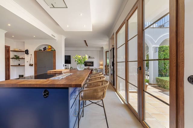 4 soveværelse Villa til salg i La Concha - Resina Golf, Estepona med swimmingpool - € 1.690.000 (Ref: 9805616)