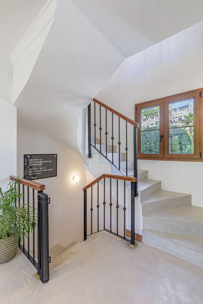 4 soveværelse Villa til salg i New Golden Mile med swimmingpool - € 1.690.000 (Ref: 9805616)