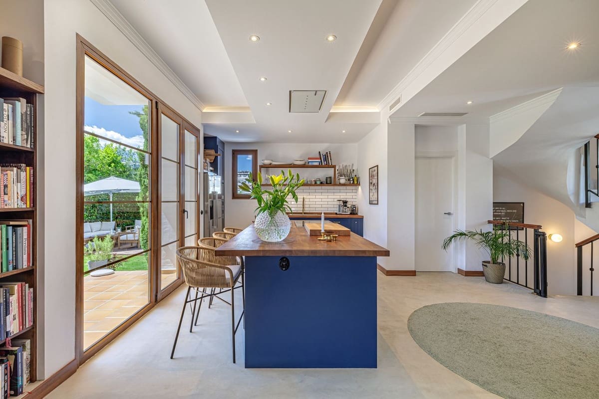 4 soveværelse Villa til salg i New Golden Mile med swimmingpool - € 1.690.000 (Ref: 9805616)