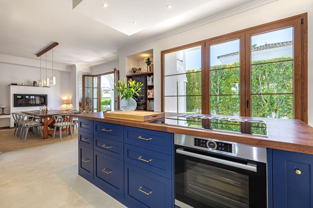 4 soveværelse Villa til salg i New Golden Mile med swimmingpool - € 1.690.000 (Ref: 9805616)