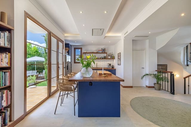 4 soveværelse Villa til salg i La Concha - Resina Golf, Estepona med swimmingpool - € 1.690.000 (Ref: 9805616)