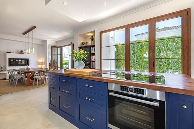 4 soveværelse Villa til salg i La Concha - Resina Golf, Estepona med swimmingpool - € 1.690.000 (Ref: 9805616)