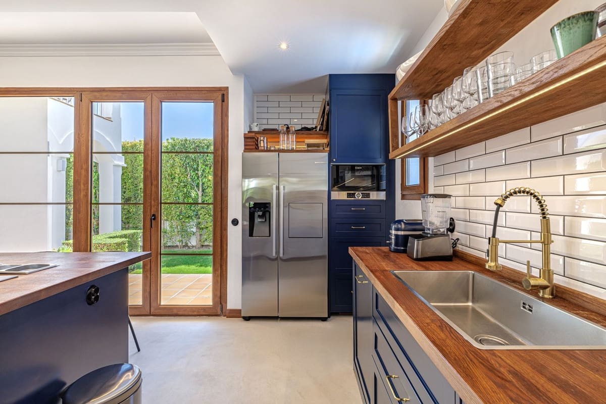 4 soveværelse Villa til salg i New Golden Mile med swimmingpool - € 1.690.000 (Ref: 9805616)