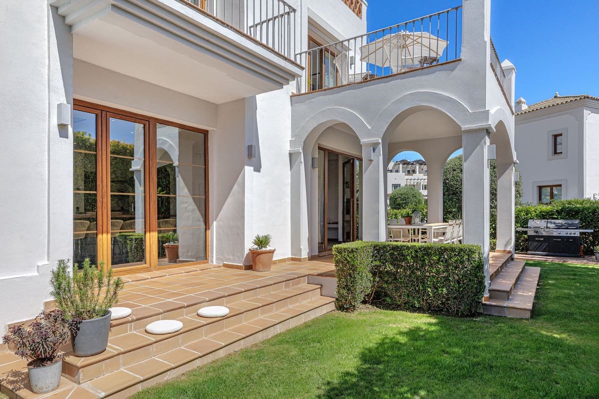 4 soveværelse Villa til salg i New Golden Mile med swimmingpool - € 1.690.000 (Ref: 9805616)