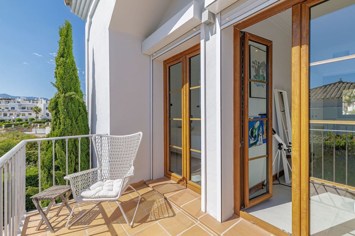 4 soveværelse Villa til salg i New Golden Mile med swimmingpool - € 1.690.000 (Ref: 9805616)