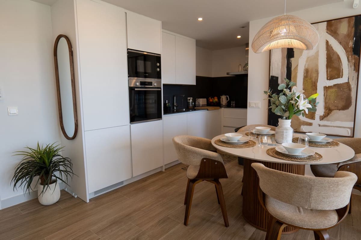 2 slaapkamer Flat te koop in Estepona met zwembad - € 620.000 (Ref: 9805617)