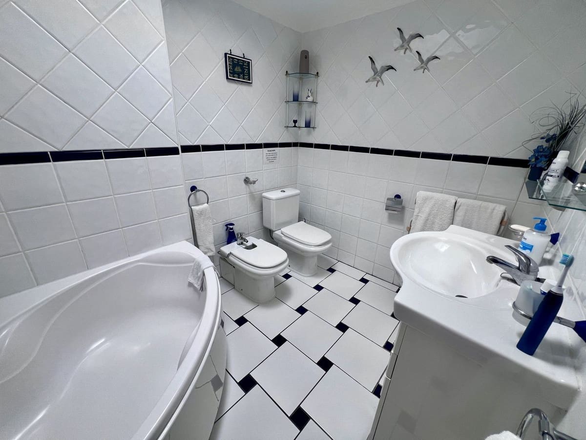 3 makuuhuone Huvila myytävänä paikassa Estepona mukana uima-altaan 
autotalli - 550 000 € (Ref: 9805793)