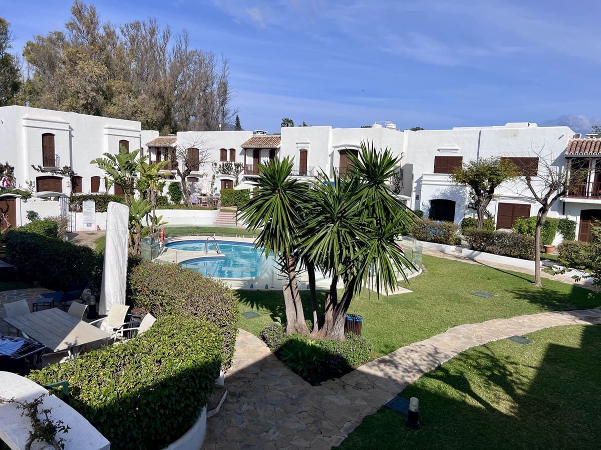 3 makuuhuone Huvila myytävänä paikassa Estepona mukana uima-altaan 
autotalli - 550 000 € (Ref: 9805793)