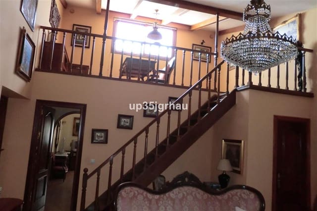 5 slaapkamer Villa te koop in Estepona Pueblo, Estepona met zwembad garage - € 1.499.900 (Ref: 9805794)