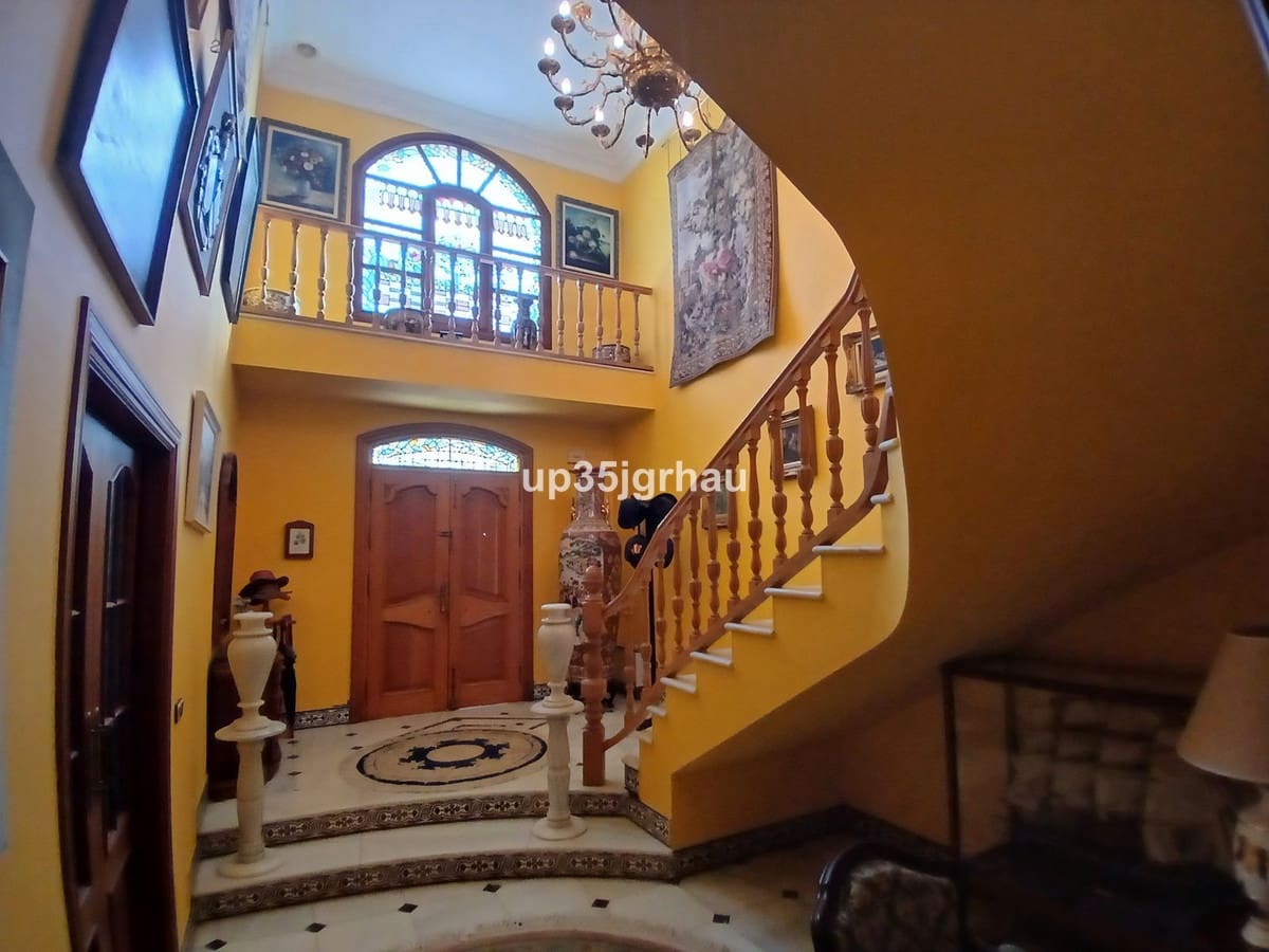 5 slaapkamer Villa te koop in Estepona met zwembad garage - € 1.499.900 (Ref: 9805794)