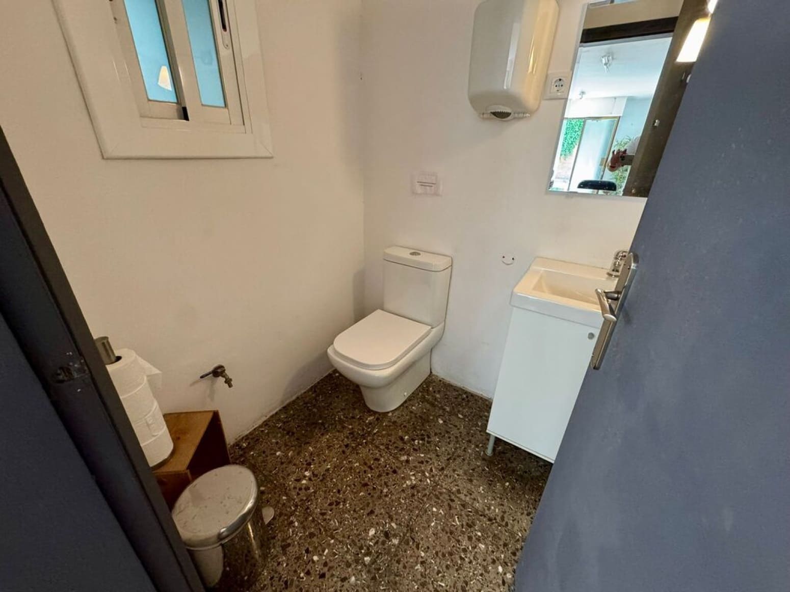 Erhverv til salg i Barcelona by - € 140.000 (Ref: 9985929)
