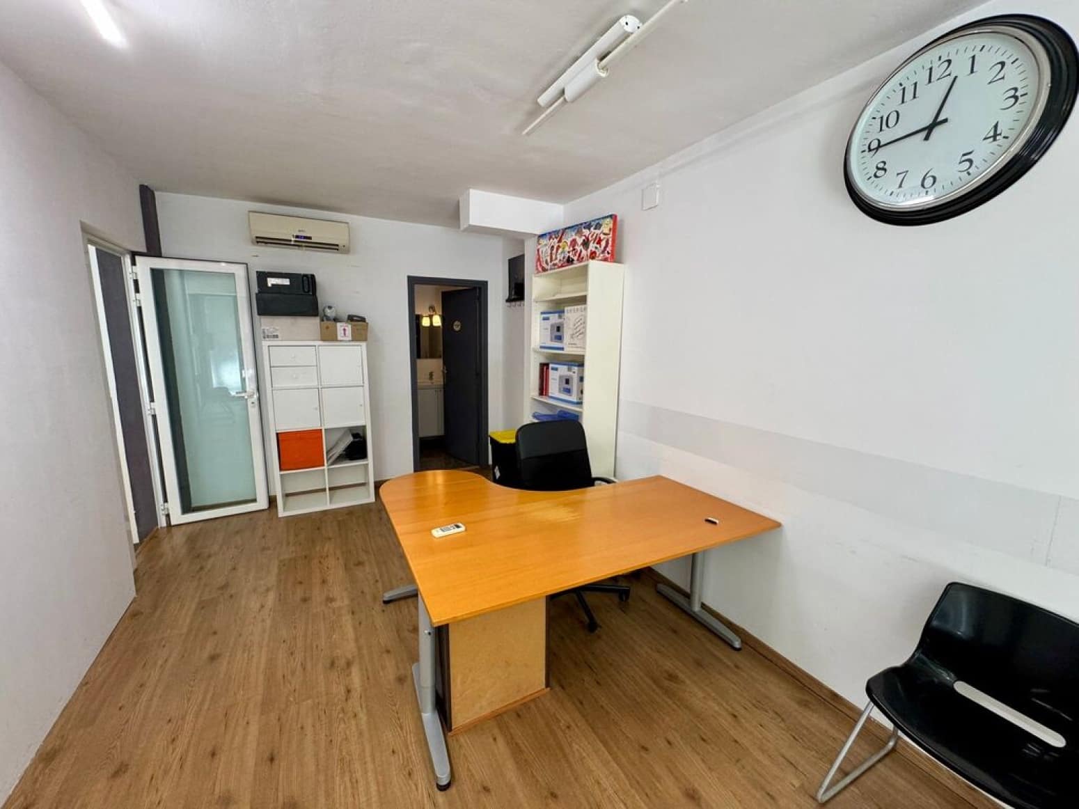 Erhverv til salg i Barcelona by - € 140.000 (Ref: 9985929)