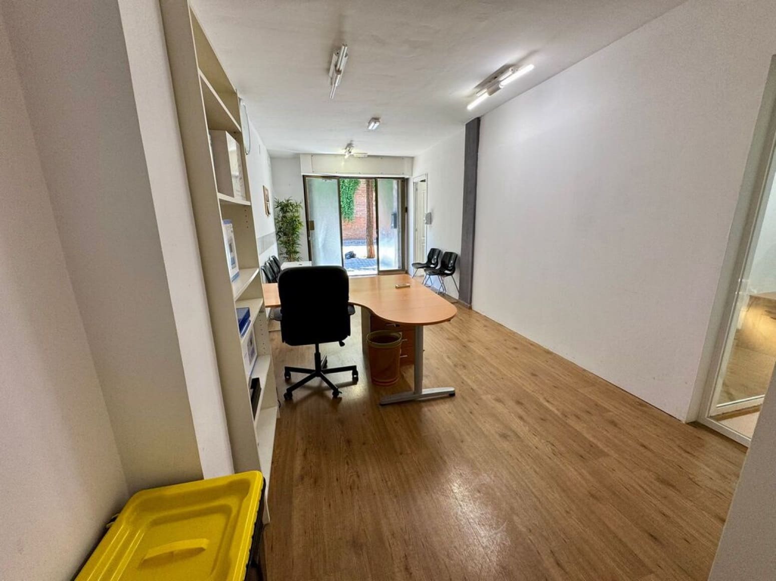 Erhverv til salg i Barcelona by - € 140.000 (Ref: 9985929)