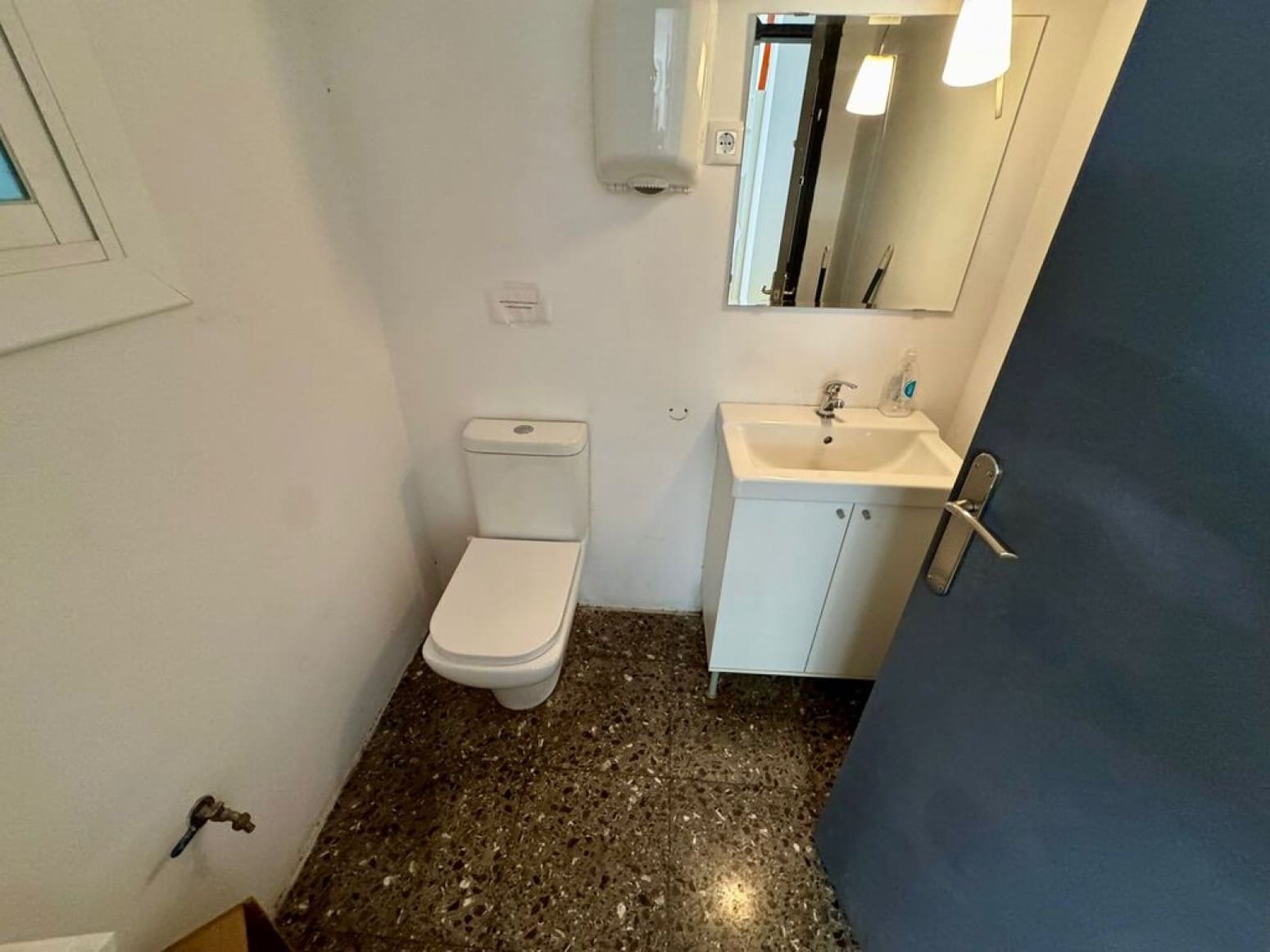 Erhverv til salg i Barcelona by - € 140.000 (Ref: 9985929)