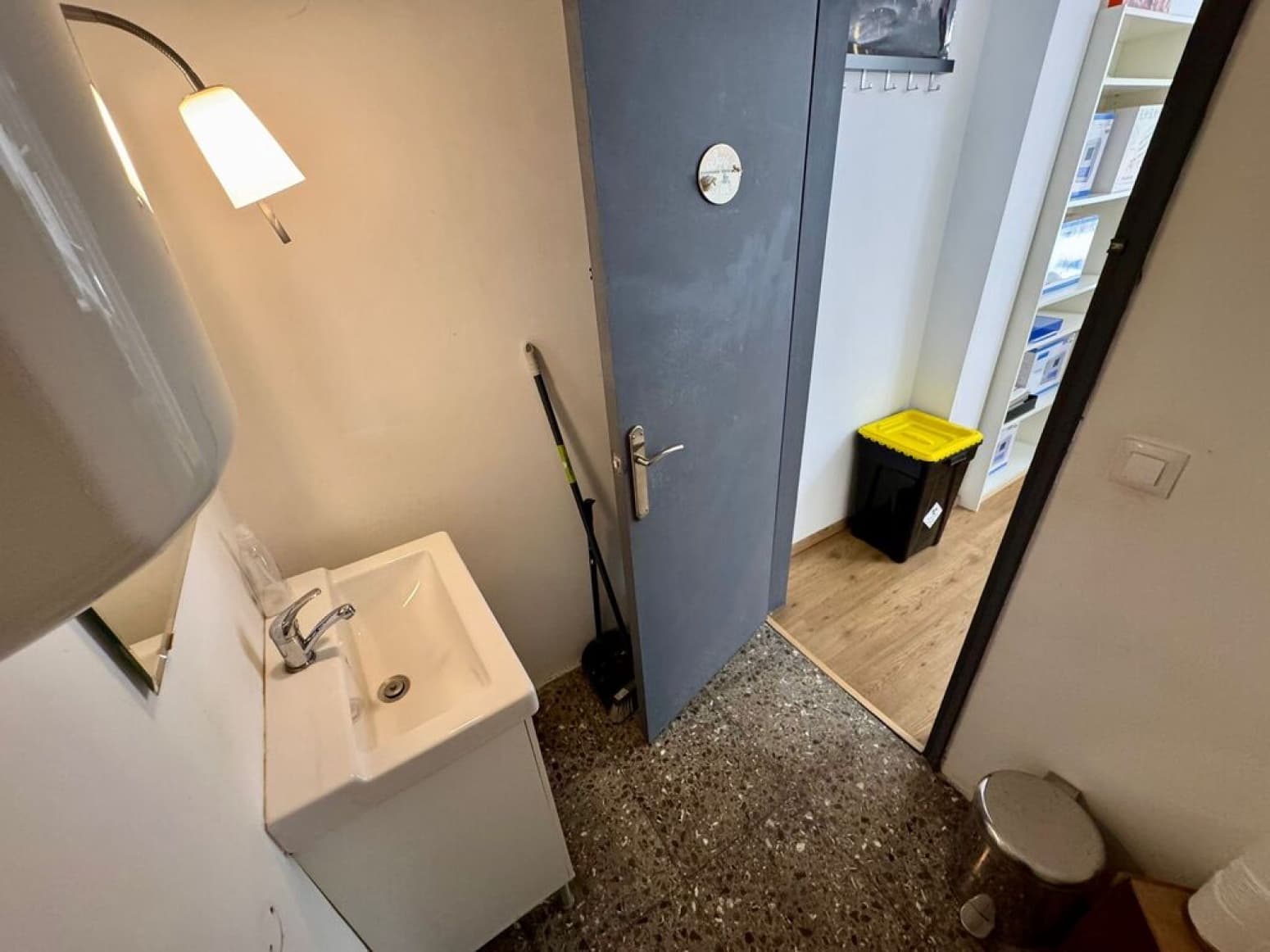 Erhverv til salg i Barcelona by - € 140.000 (Ref: 9985929)