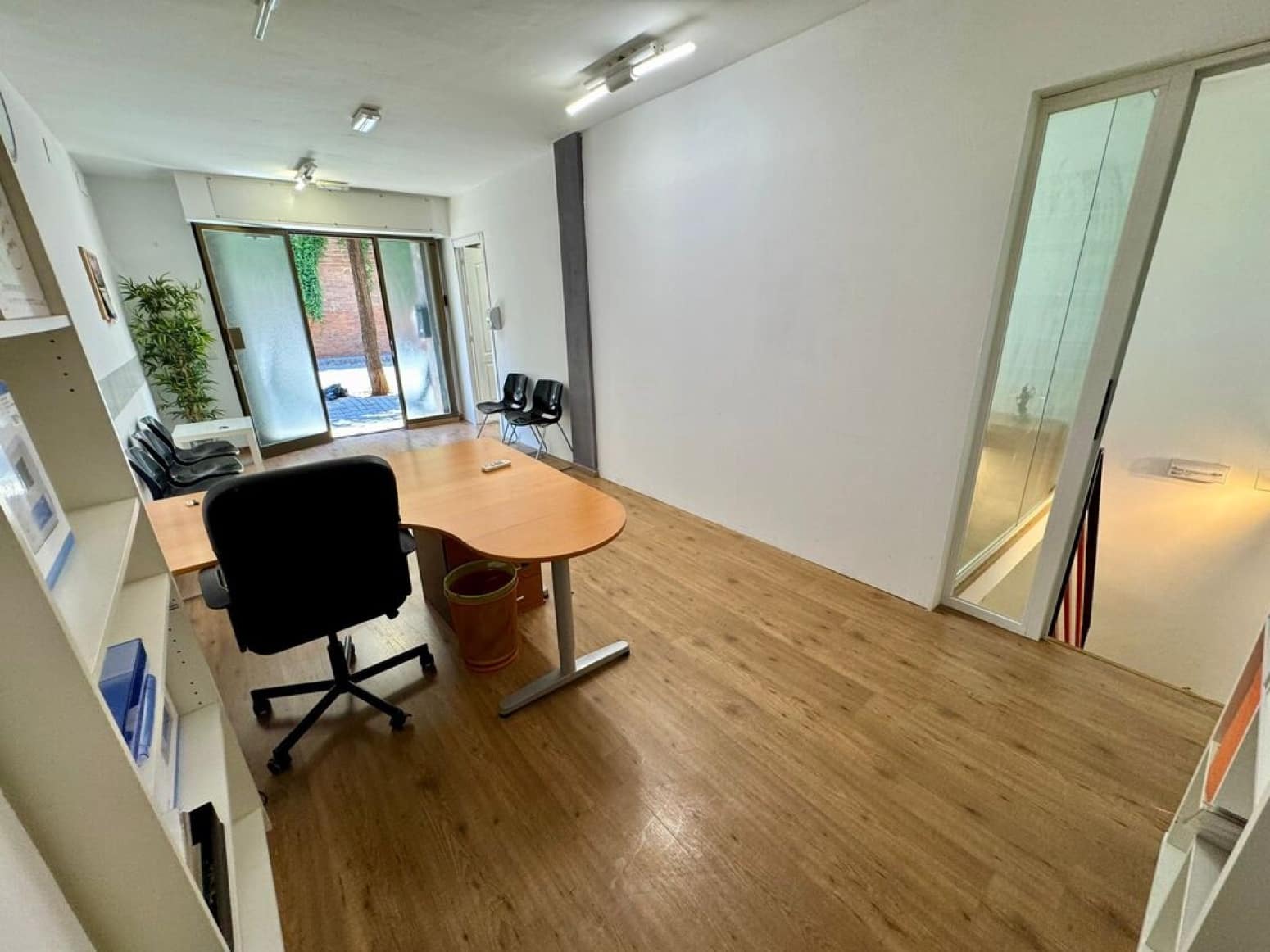 Erhverv til salg i Barcelona by - € 140.000 (Ref: 9985929)