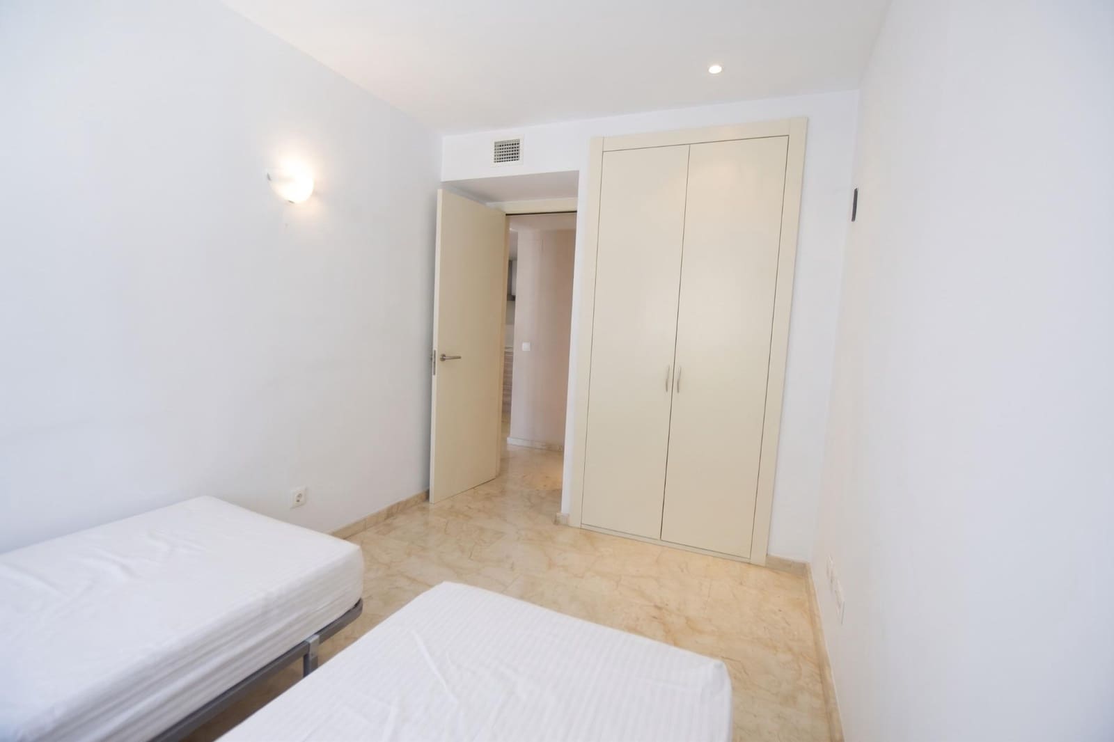 2 slaapkamer Flat te koop in Ciutadella de Menorca met zwembad garage - € 340.000 (Ref: 10185056)
