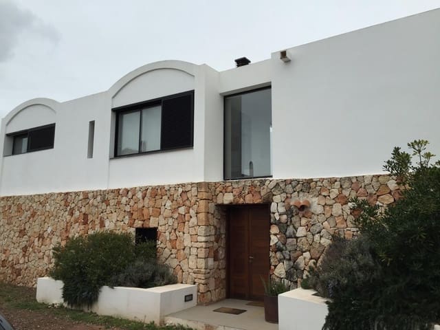 4 soverom Villa til salgs i Cala Blanca, Ciutadella de Menorca med svømmebasseng garasje - € 890 000 (Ref: 8735646)