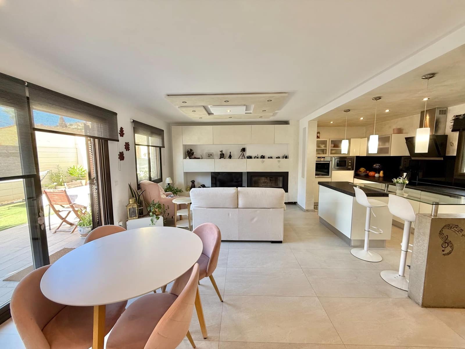 2 soveværelse Semi-Rækkehus til salg i Santa Ponsa med swimmingpool - € 650.000 (Ref: 9269825)