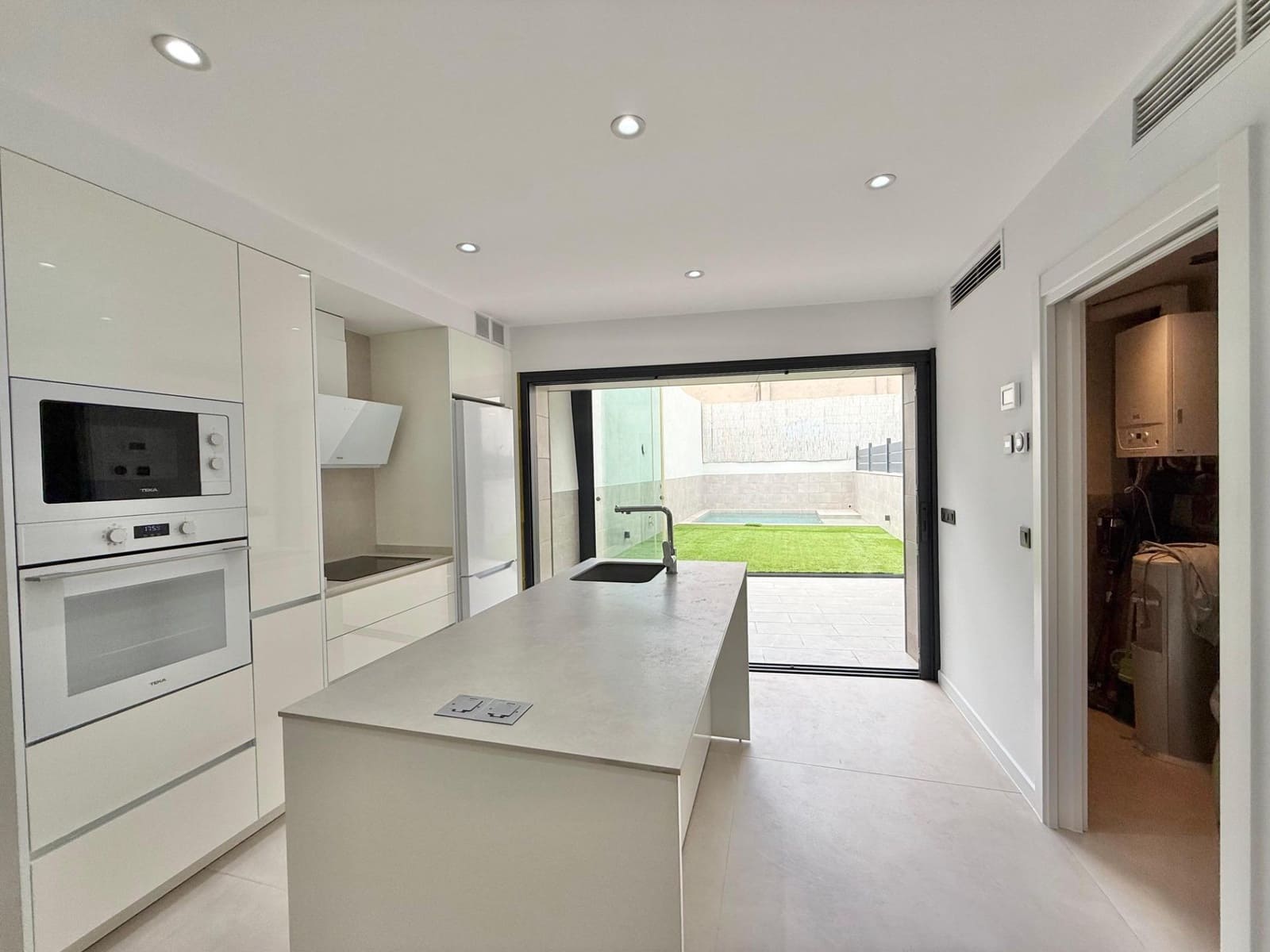 2 slaapkamer Rijtjeshuis te huur in Palma de Mallorca met zwembad - € 3.200 (Ref: 9294430)