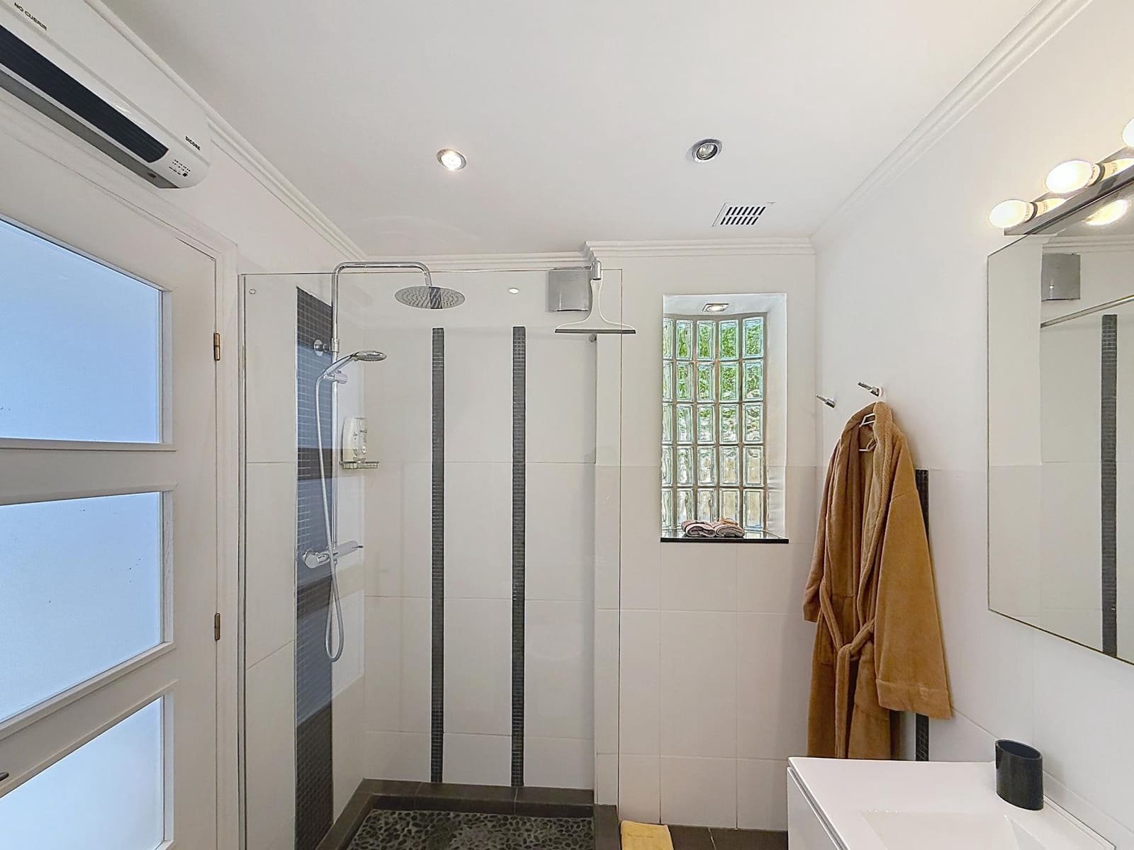 4 bedroom Villa for sale in Benitachell / Benitatxell - € 980,000 (Ref: 9696782)