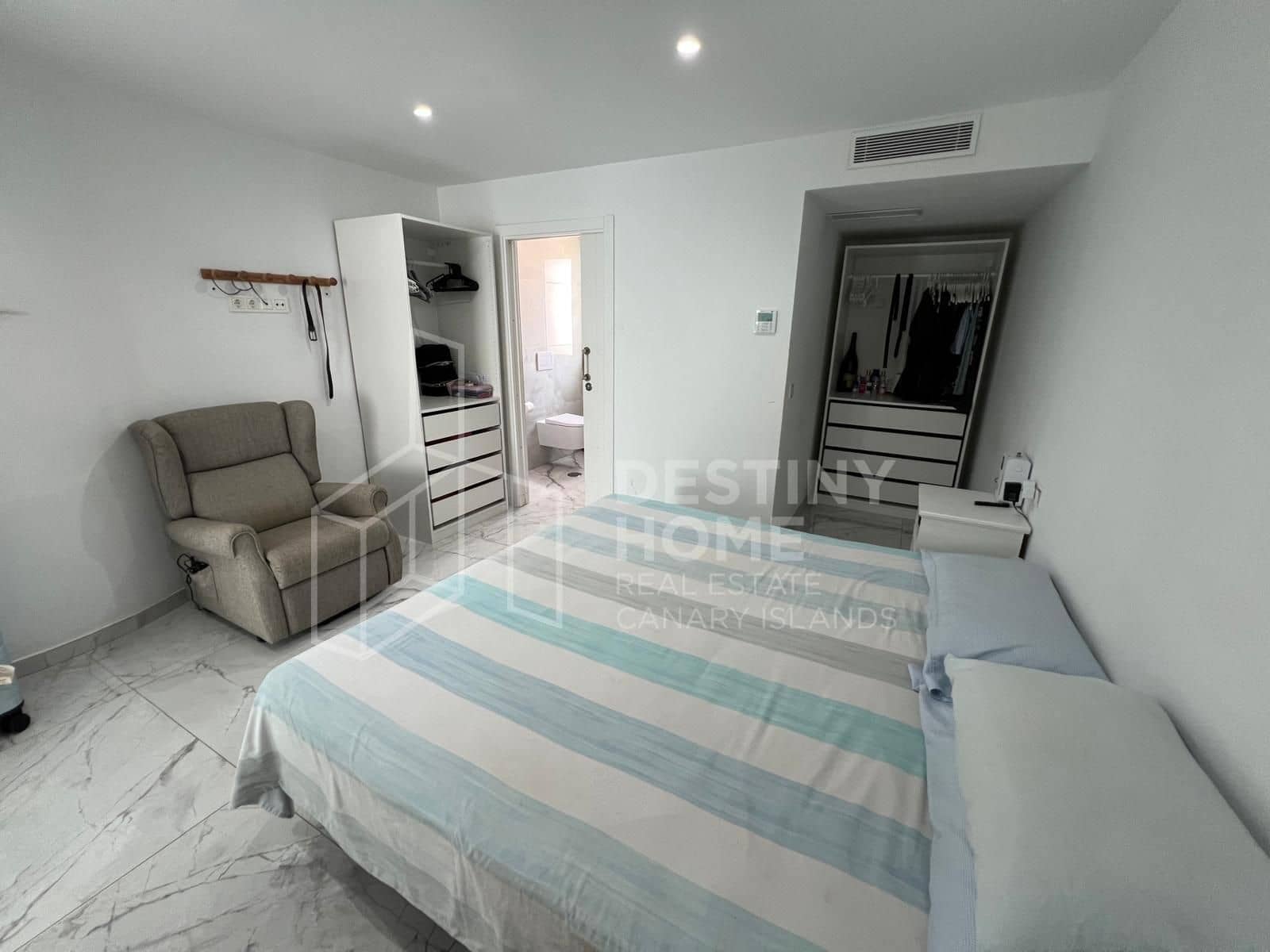 4 sovrum Villa till salu i Corralejo med pool garage - 570 000 € (Ref: 10008377)