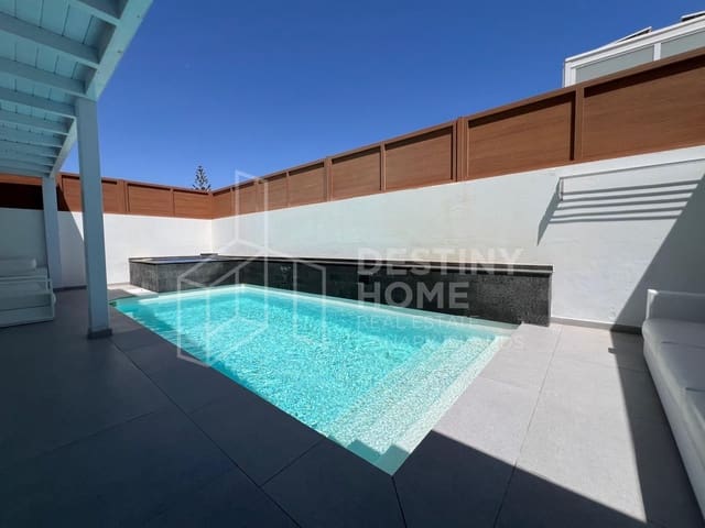 4 slaapkamer Villa te koop in Corralejo, La Oliva met zwembad garage - € 570.000 (Ref: 10008377)