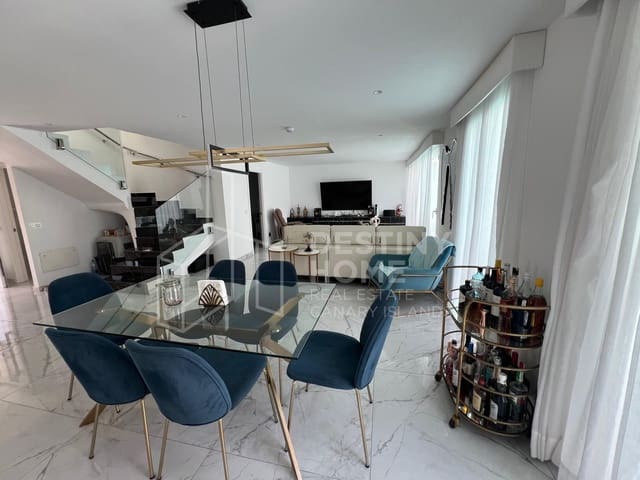 4 makuuhuone Huvila myytävänä paikassa Corralejo, La Oliva mukana uima-altaan 
autotalli - 570 000 € (Ref: 10008377)