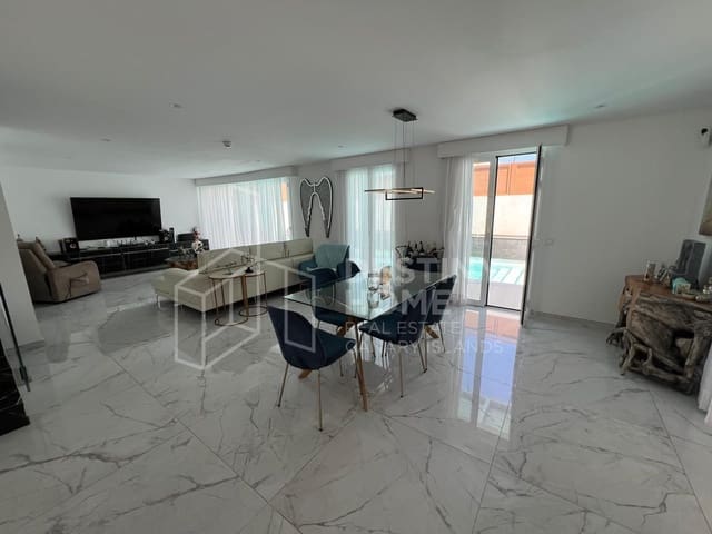 4 makuuhuone Huvila myytävänä paikassa Corralejo, La Oliva mukana uima-altaan 
autotalli - 570 000 € (Ref: 10008377)