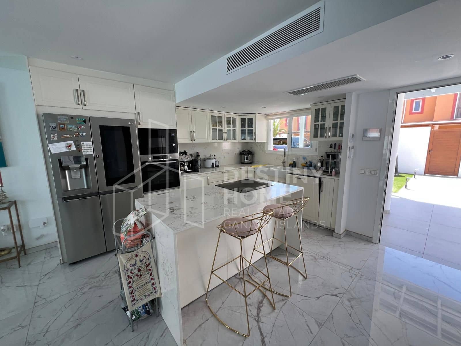 4 sovrum Villa till salu i Corralejo med pool garage - 570 000 € (Ref: 10008377)