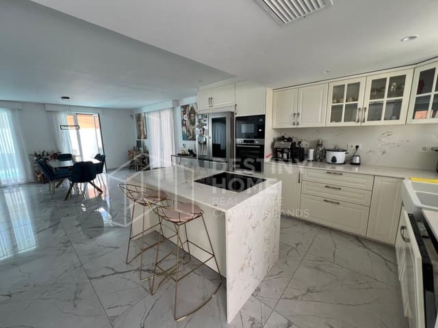 4 slaapkamer Villa te koop in Corralejo, La Oliva met zwembad garage - € 570.000 (Ref: 10008377)