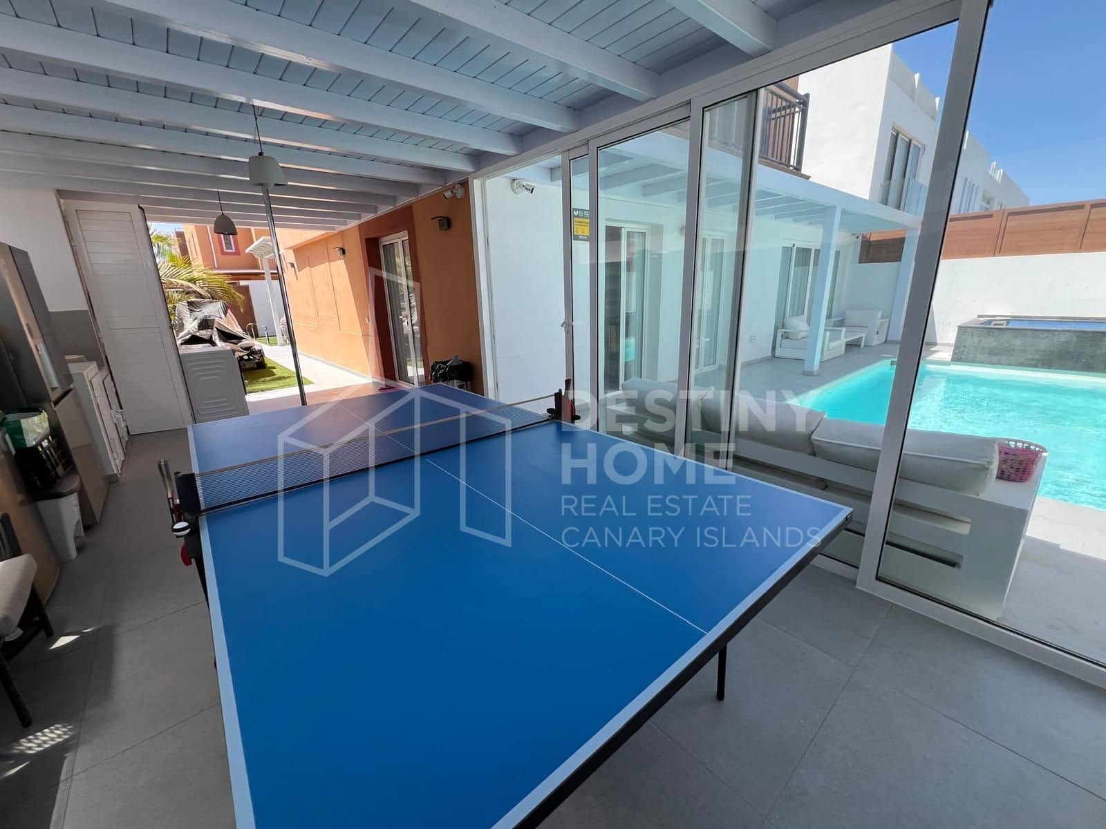 4 sovrum Villa till salu i Corralejo med pool garage - 570 000 € (Ref: 10008377)