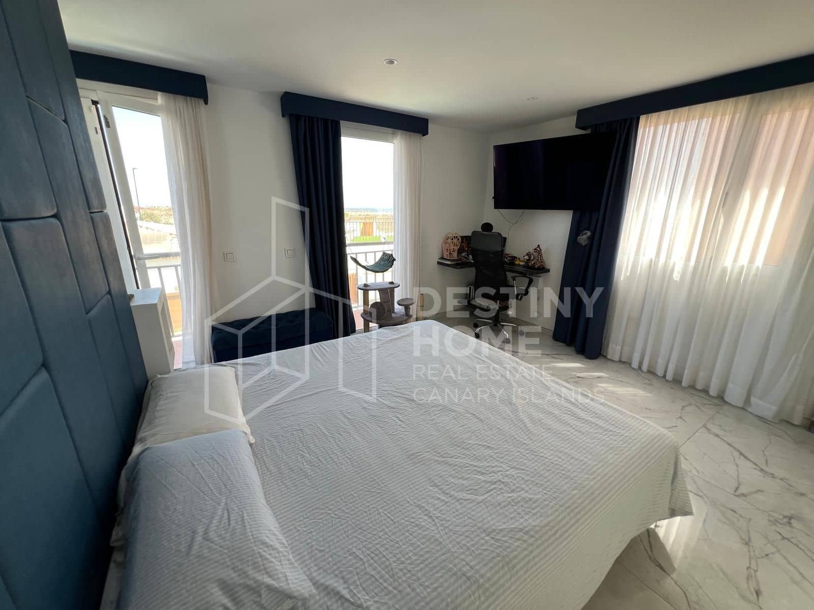 4 sovrum Villa till salu i Corralejo med pool garage - 570 000 € (Ref: 10008377)