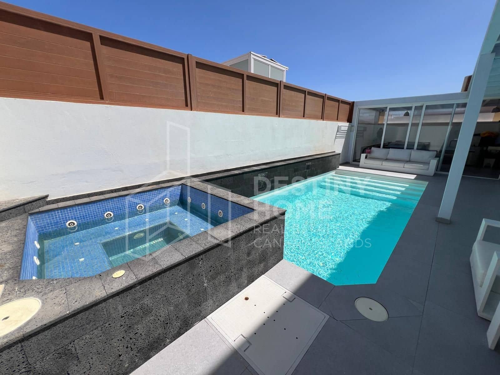 4 sovrum Villa till salu i Corralejo med pool garage - 570 000 € (Ref: 10008377)