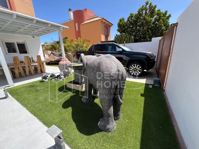 4 slaapkamer Villa te koop in Corralejo, La Oliva met zwembad garage - € 570.000 (Ref: 10008377)