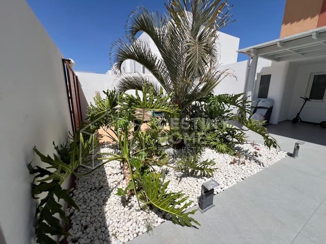 4 slaapkamer Villa te koop in Corralejo, La Oliva met zwembad garage - € 570.000 (Ref: 10008377)