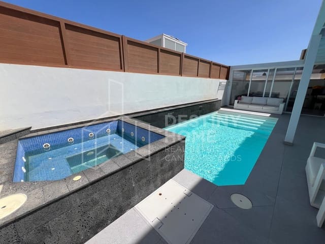 4 slaapkamer Villa te koop in Corralejo, La Oliva met zwembad garage - € 570.000 (Ref: 10008377)