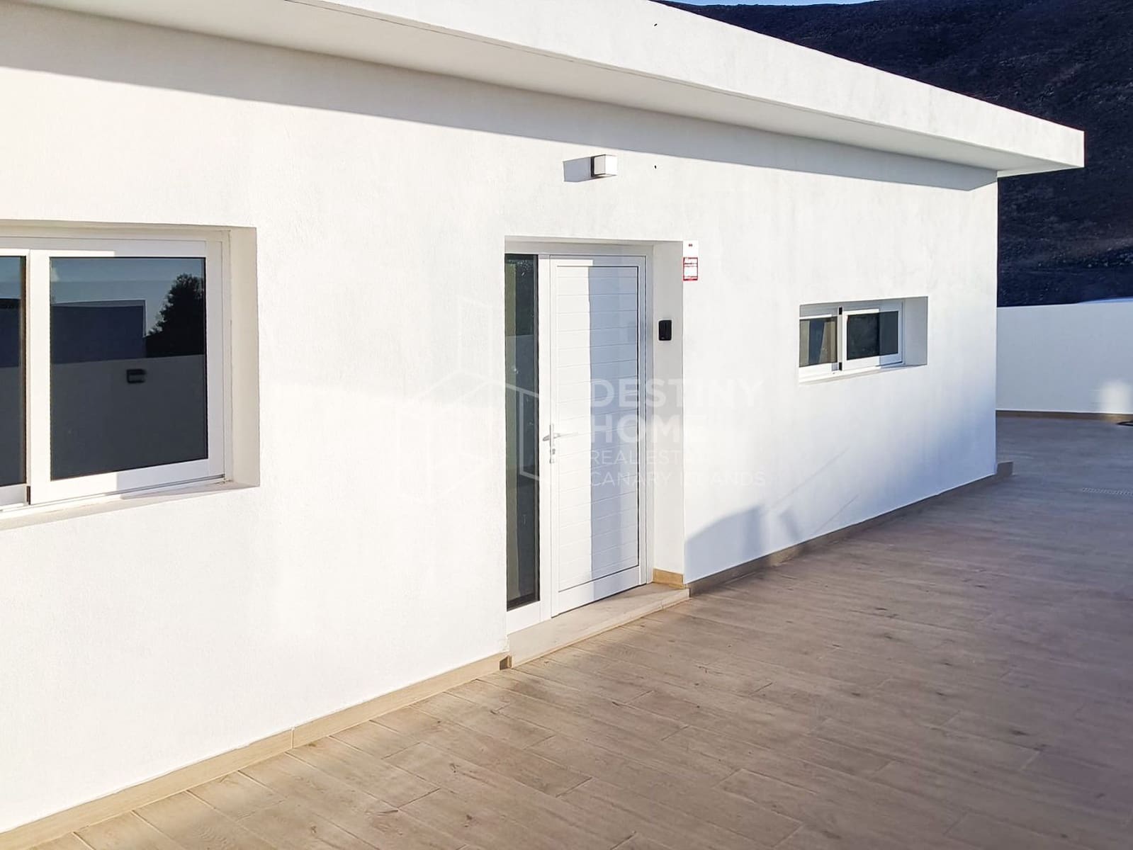 2 bedroom Semi-detached Villa for sale in Gran Tarajal with garage - € 336,000 (Ref: 10011066)