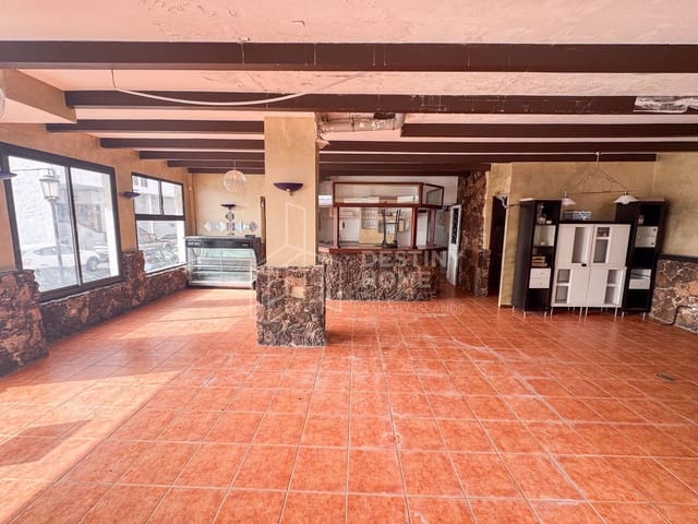 Commercial for sale in Corralejo, La Oliva - € 420,000 (Ref: 10011068)