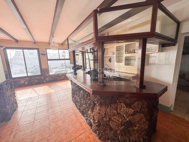Commercial for sale in Corralejo, La Oliva - € 420,000 (Ref: 10011068)