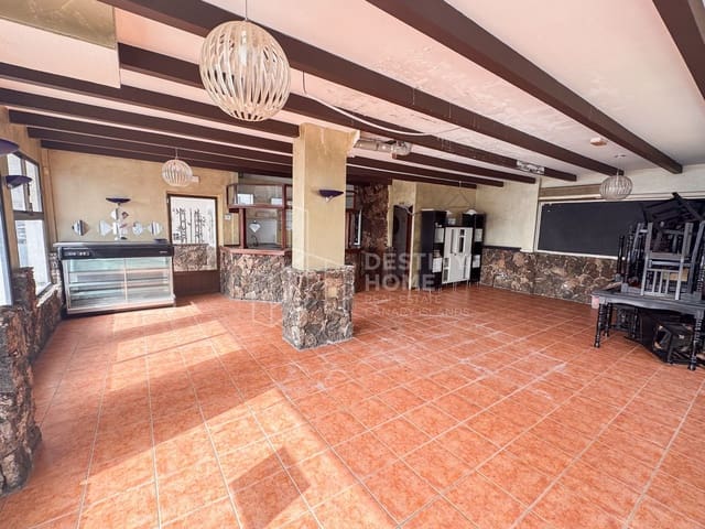 Commercial for sale in Corralejo, La Oliva - € 420,000 (Ref: 10011068)