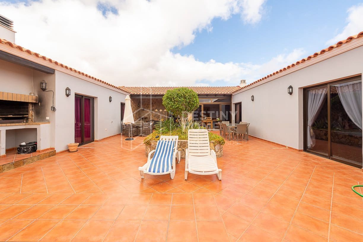 5 sovrum Villa till salu i Villaverde med pool garage - 970 000 € (Ref: 10022056)