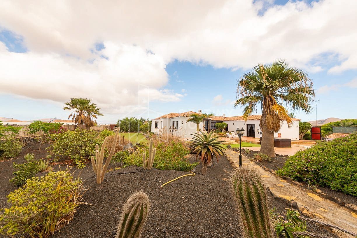 5 sovrum Villa till salu i Villaverde med pool garage - 970 000 € (Ref: 10022056)