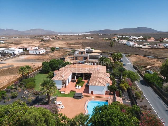 5 slaapkamer Villa te koop in Villaverde, La Oliva met zwembad garage - € 970.000 (Ref: 10022056)