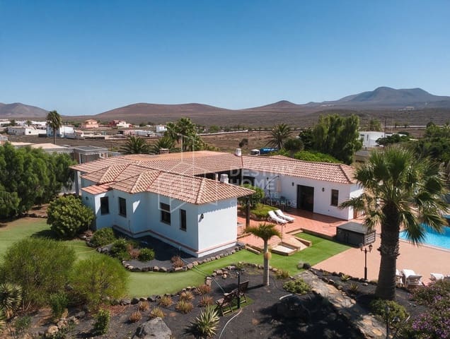 5 slaapkamer Villa te koop in Villaverde, La Oliva met zwembad garage - € 970.000 (Ref: 10022056)